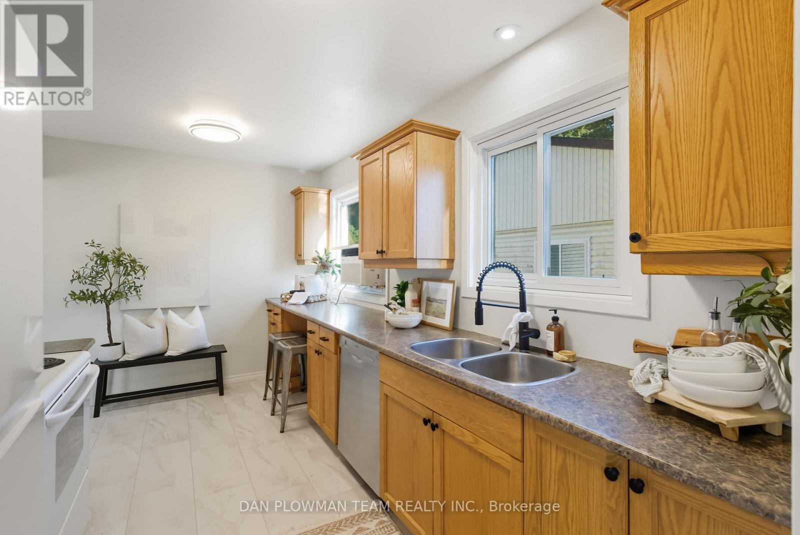 46 Alexander Avenue, Peterborough (Monaghan Ward 2), Ontario  K9J 6B4 - Photo 12 - X12461416