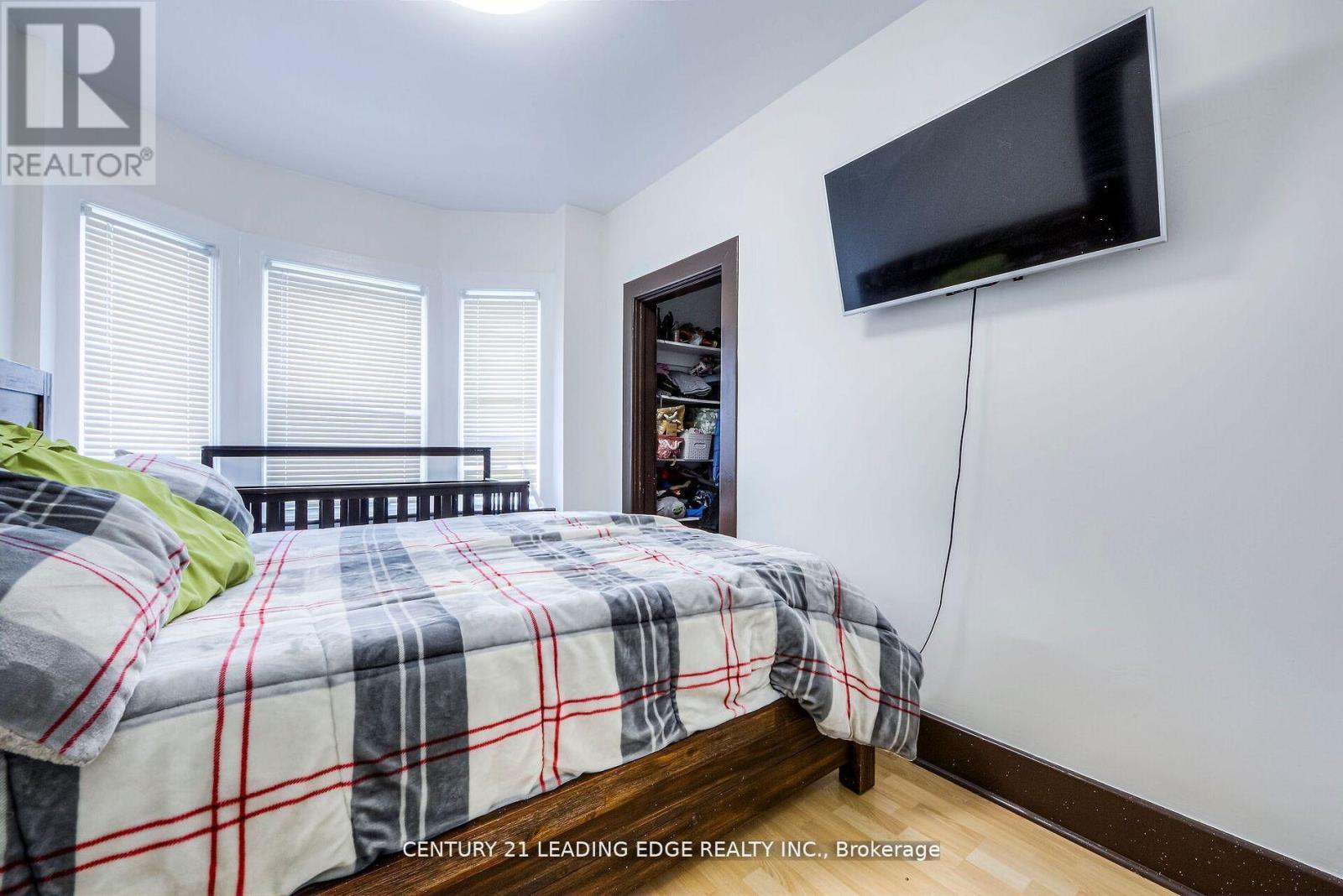 214 Aylmer Street, Peterborough (Town Ward 3), Ontario  K9J 3K4 - Photo 9 - X12463268