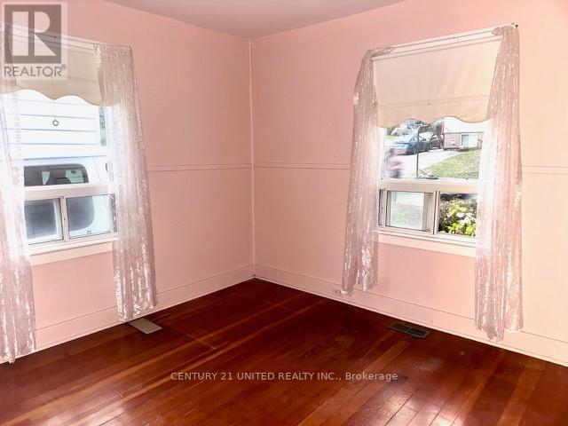 445 Bellevue Street, Peterborough (Northcrest Ward 5), Ontario  K9H 5G5 - Photo 10 - X12464061