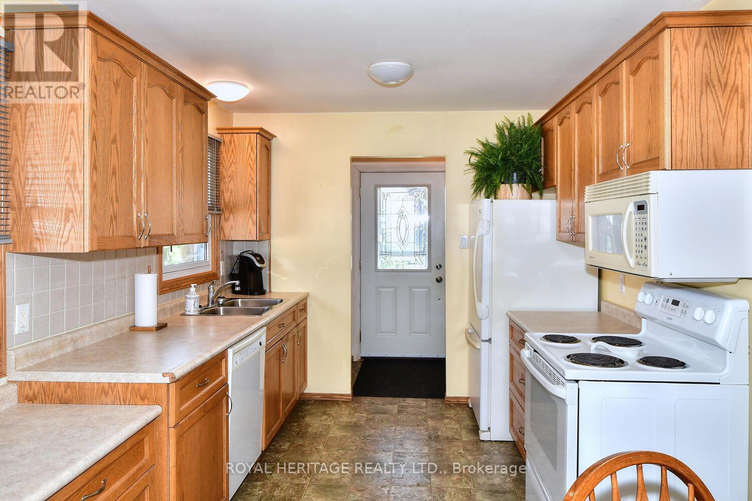 1147 Chemong Road, Peterborough (Northcrest Ward 5), Ontario  K9J 6X2 - Photo 12 - X12464748