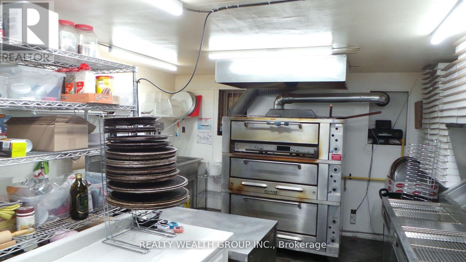 153 Angeline Street N, Kawartha Lakes (Lindsay), Ontario  K9V 4X3 - Photo 5 - X12464934