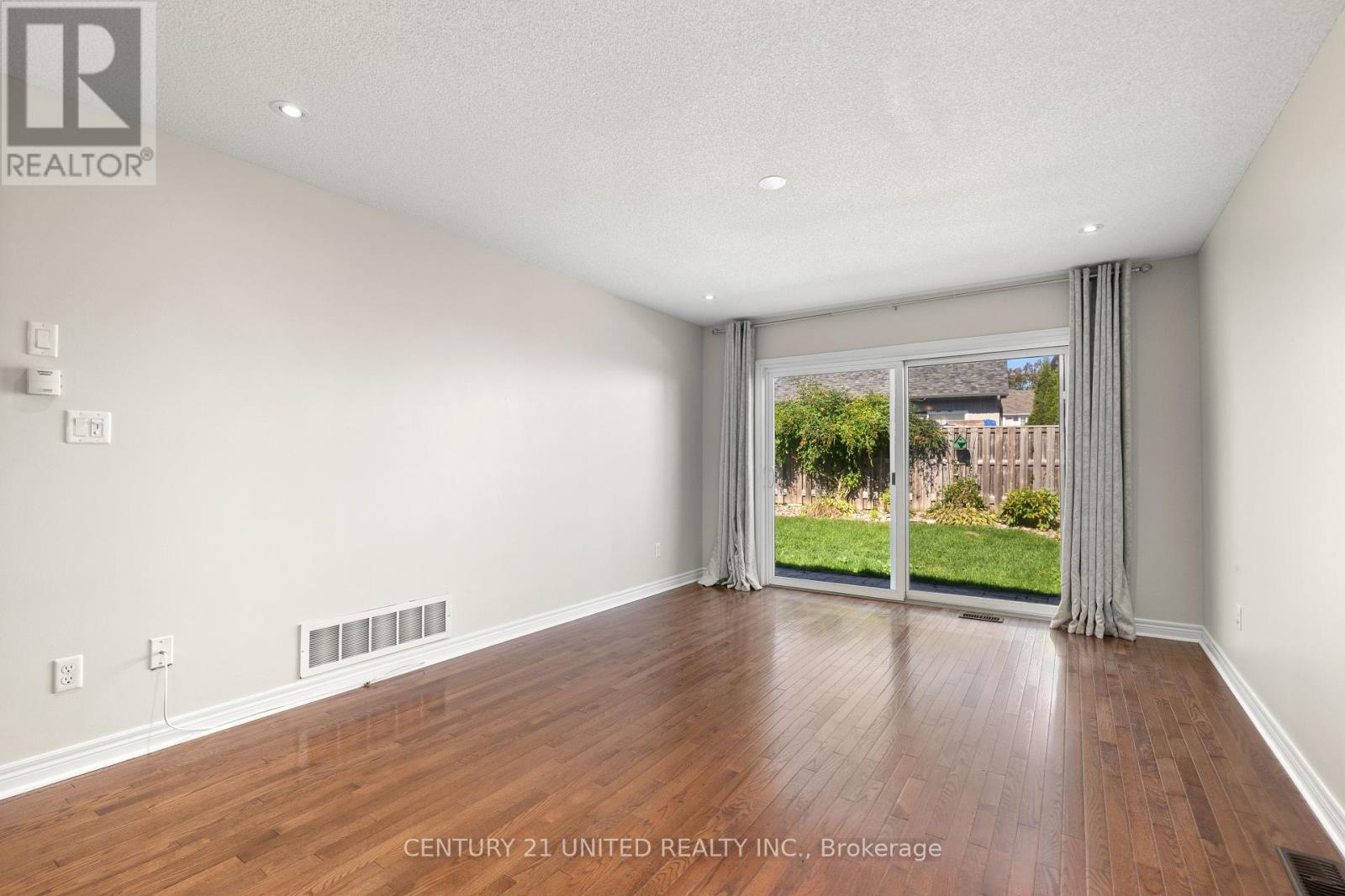 63 Fallingbrook Crescent, Kawartha Lakes (Lindsay), Ontario  K9V 0B3 - Photo 28 - X12465709