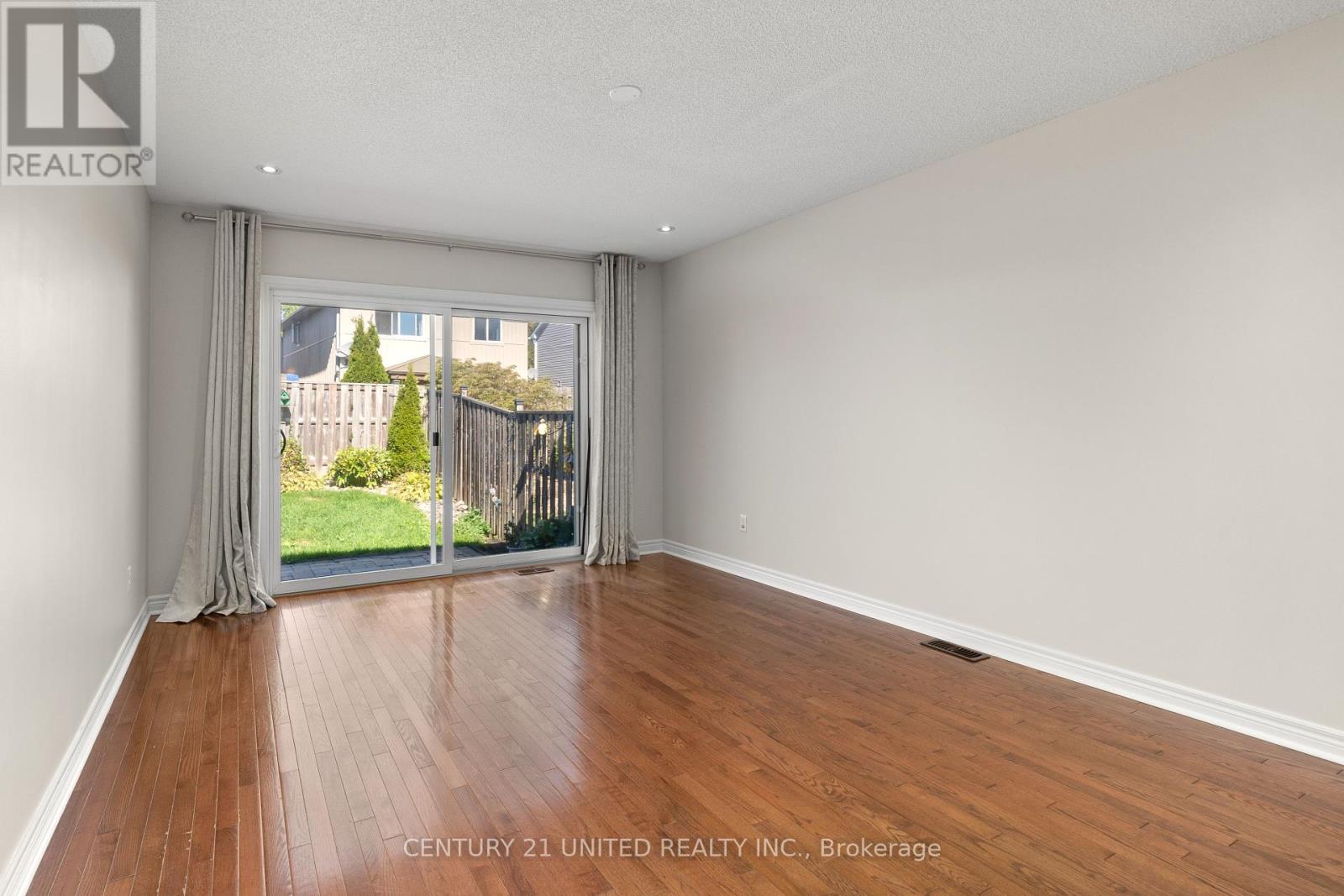 63 Fallingbrook Crescent, Kawartha Lakes (Lindsay), Ontario  K9V 0B3 - Photo 29 - X12465709