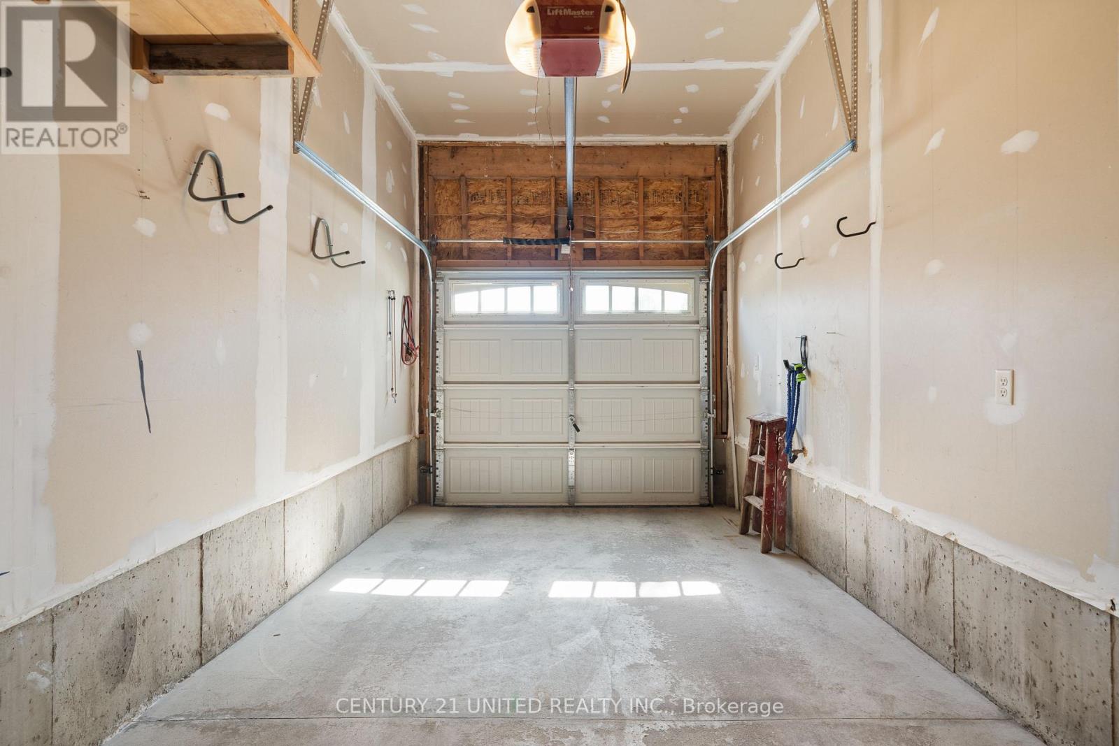 63 Fallingbrook Crescent, Kawartha Lakes (Lindsay), Ontario  K9V 0B3 - Photo 46 - X12465709