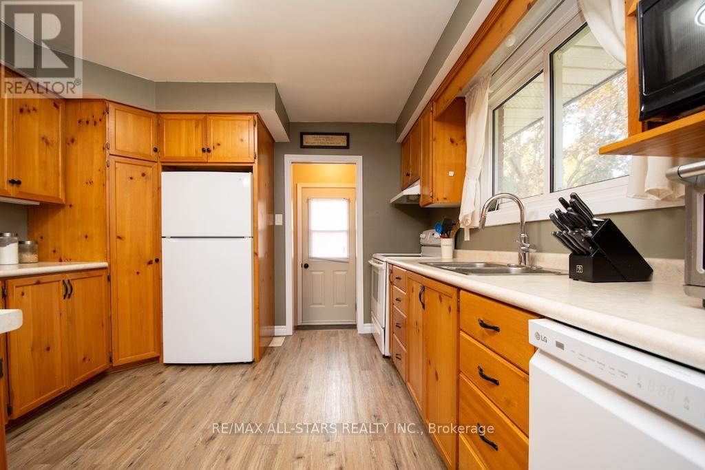 25 Maryknoll Avenue, Kawartha Lakes (Lindsay), Ontario  K9V 1A7 - Photo 12 - X12466084