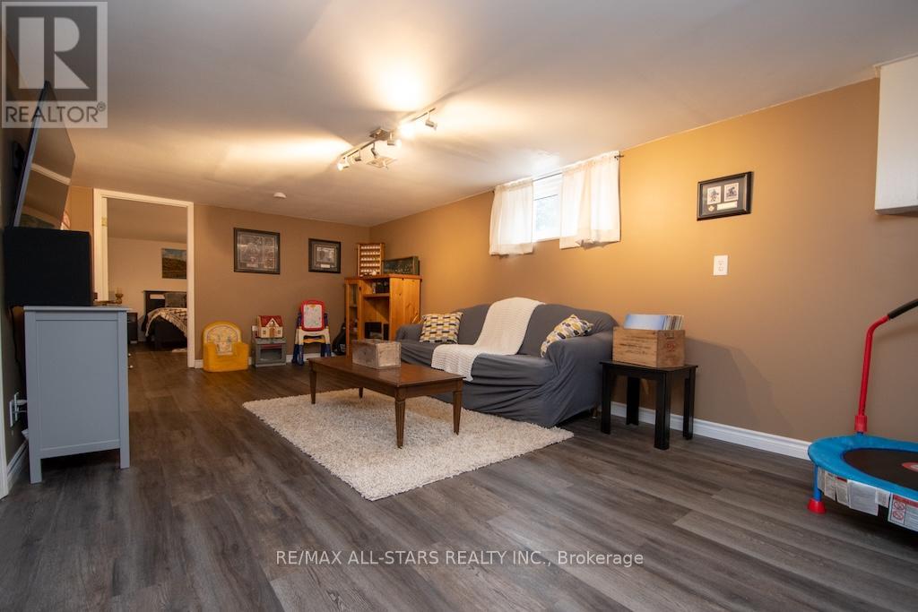 25 Maryknoll Avenue, Kawartha Lakes (Lindsay), Ontario  K9V 1A7 - Photo 25 - X12466084