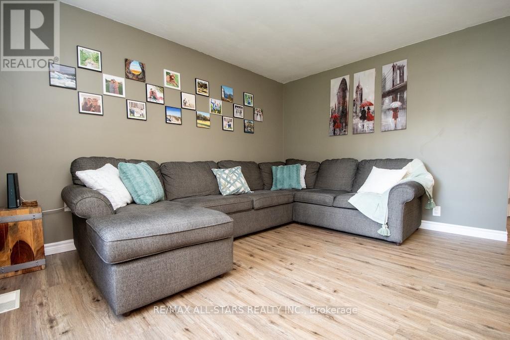 25 Maryknoll Avenue, Kawartha Lakes (Lindsay), Ontario  K9V 1A7 - Photo 6 - X12466084