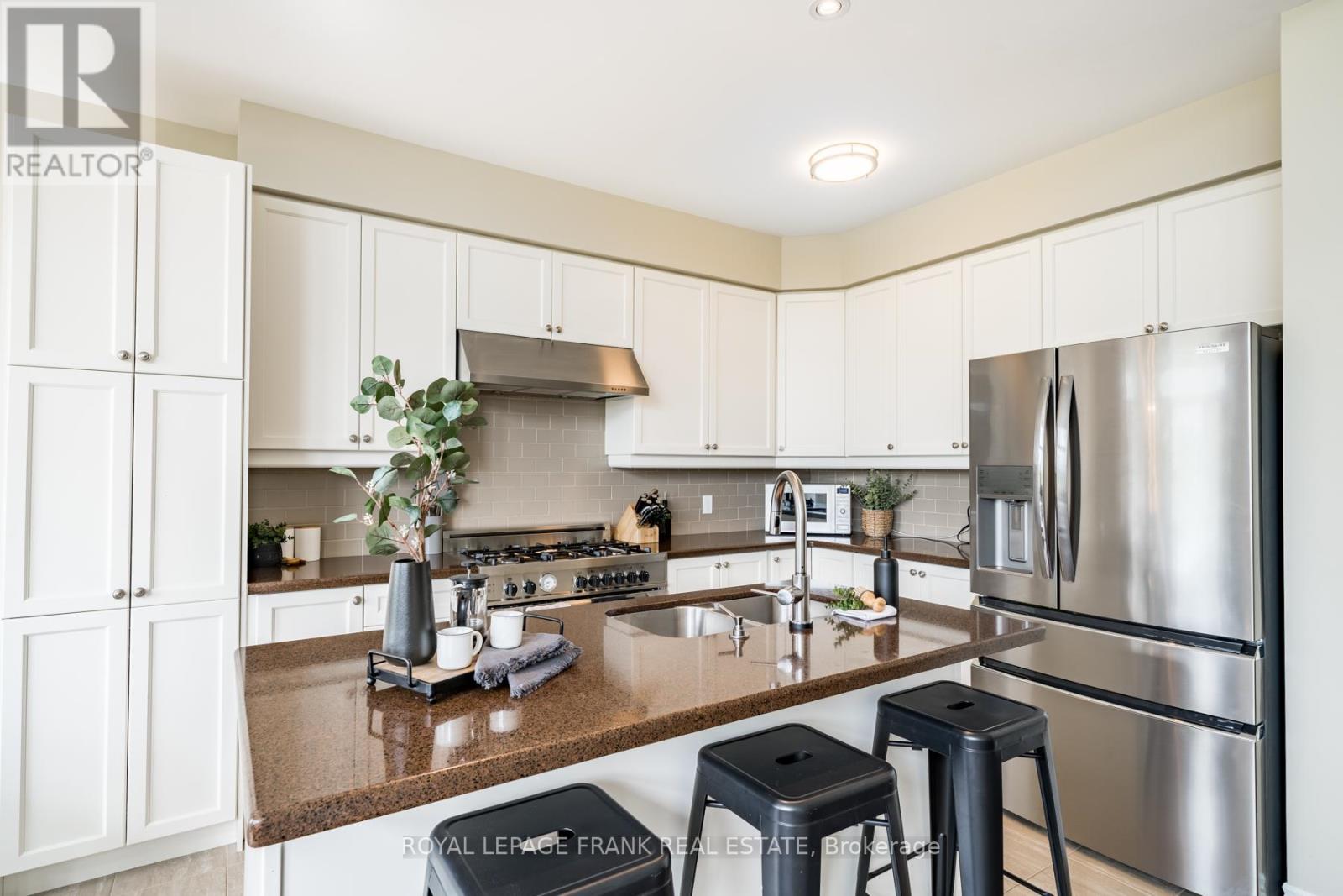 17 Logan Lane, Kawartha Lakes (Lindsay), Ontario  K9V 0L3 - Photo 10 - X12466860