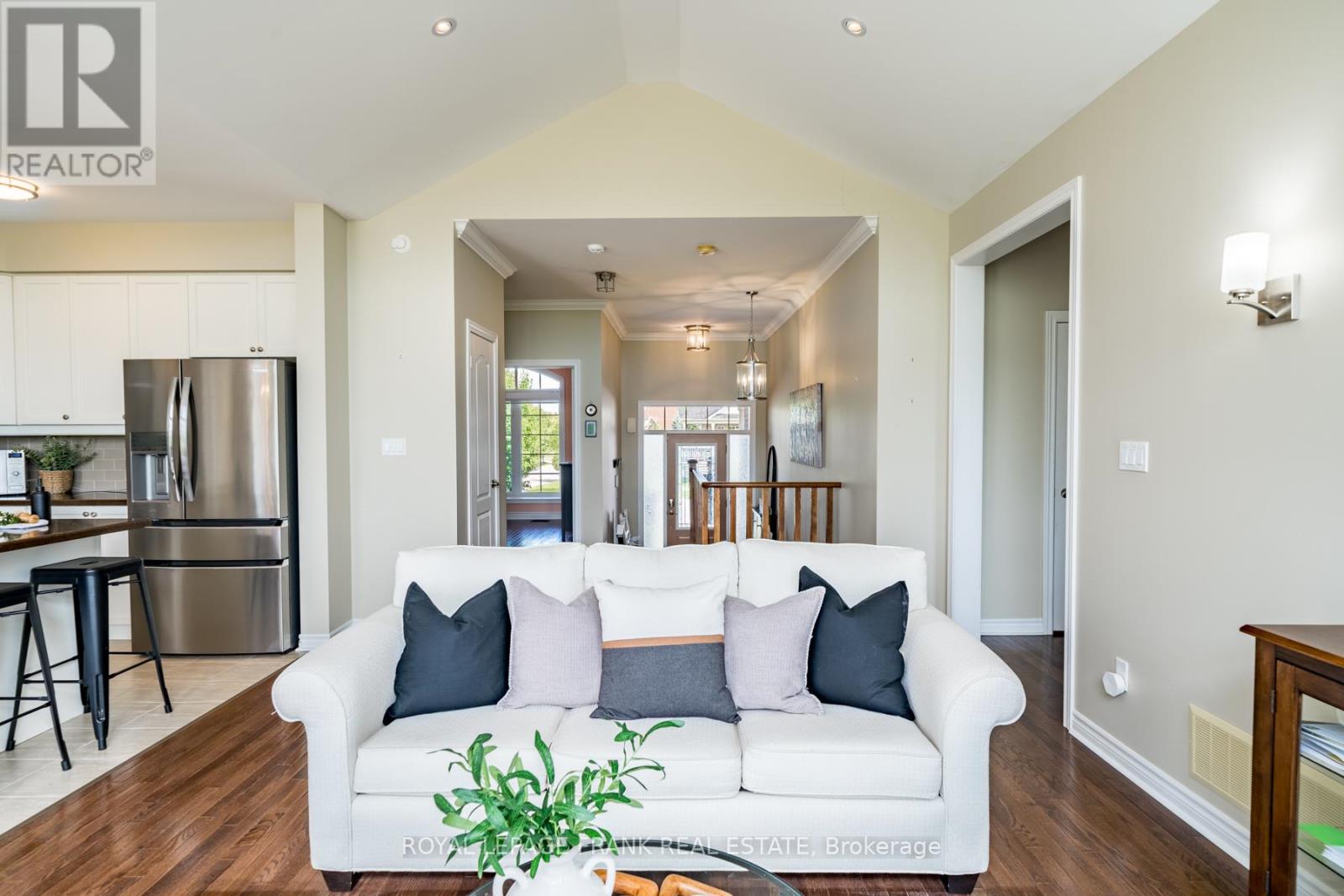 17 Logan Lane, Kawartha Lakes (Lindsay), Ontario  K9V 0L3 - Photo 8 - X12466860