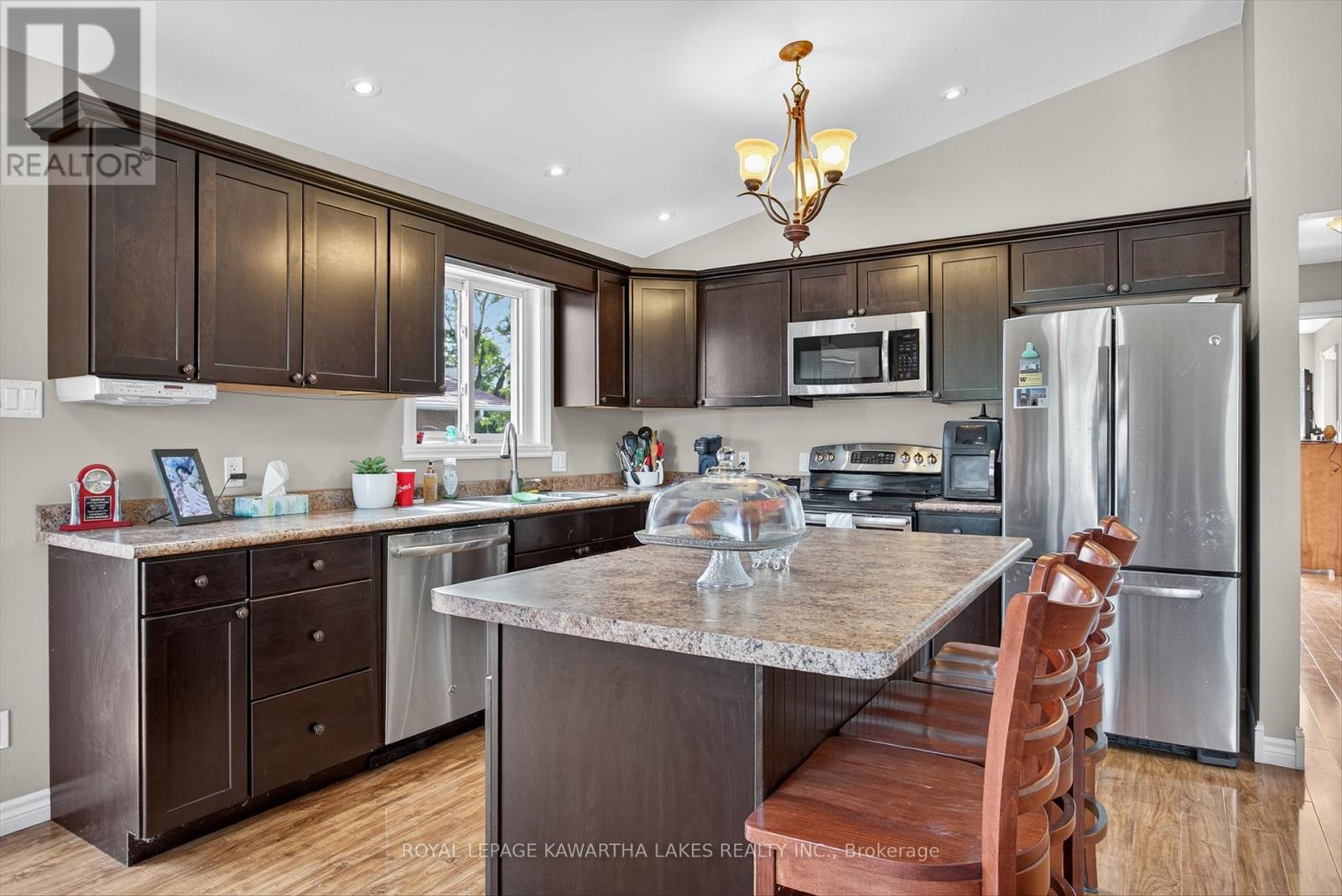 21 Hillside Drive, Kawartha Lakes (Lindsay), Ontario  K9V 1A3 - Photo 10 - X12467476