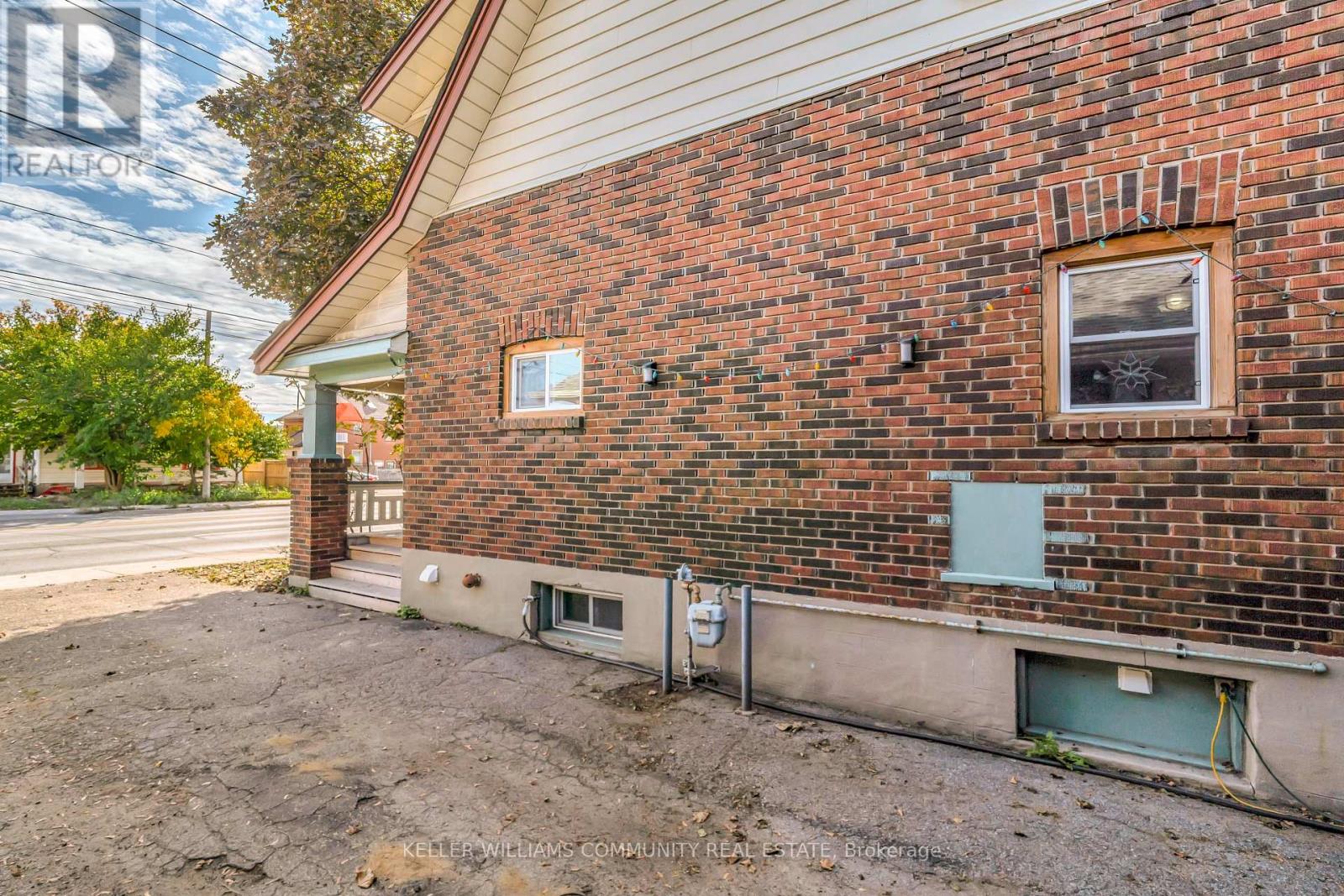 112 Lansdowne Street W, Peterborough (Town Ward 3), Ontario  K9J 1Y1 - Photo 2 - X12467781