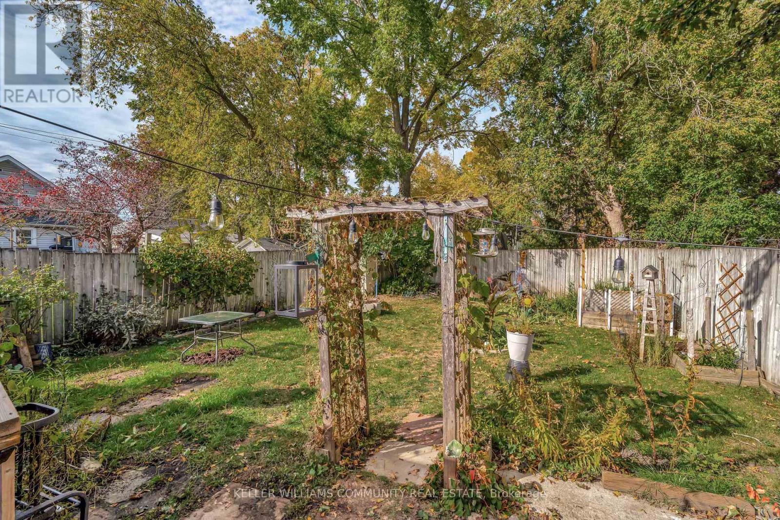 112 Lansdowne Street W, Peterborough (Town Ward 3), Ontario  K9J 1Y1 - Photo 39 - X12467781