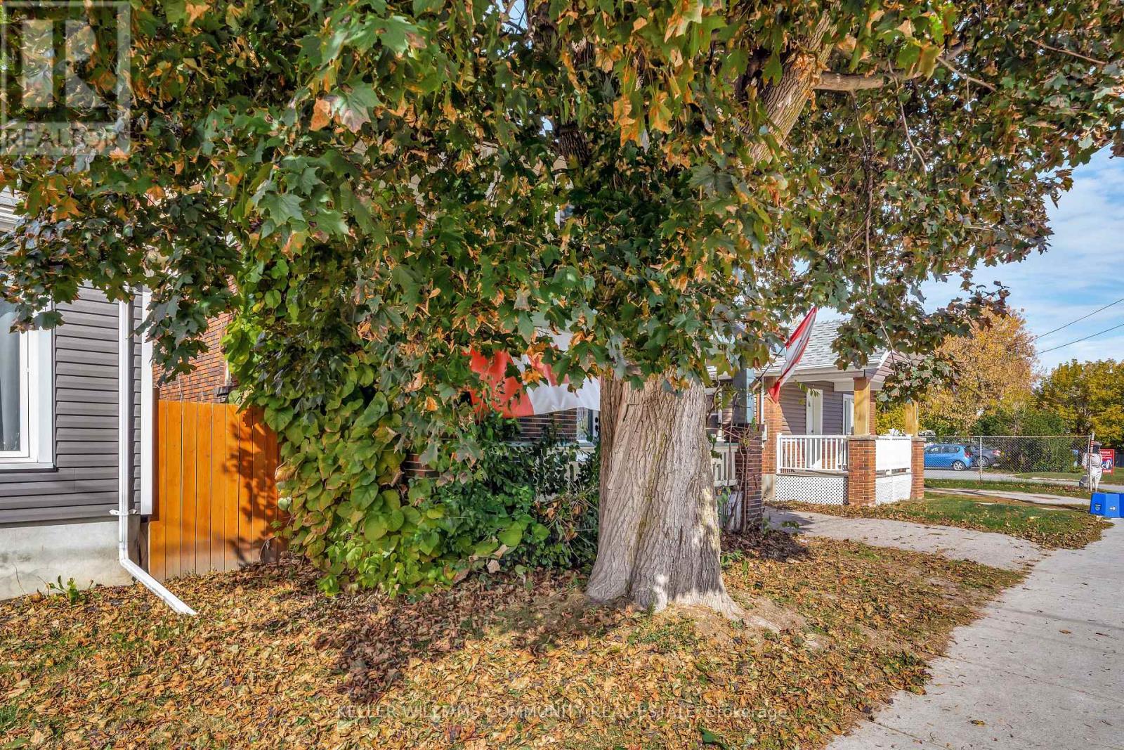 112 Lansdowne Street W, Peterborough (Town Ward 3), Ontario  K9J 1Y1 - Photo 4 - X12467781