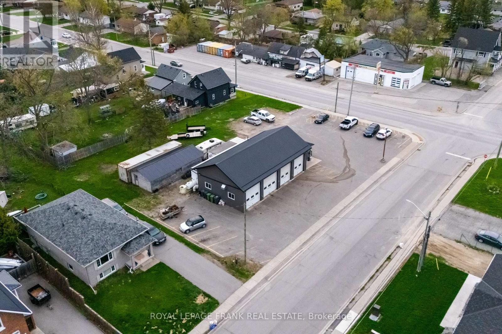 118 Queen Street N, Kawartha Lakes (Lindsay), Ontario  K9V 1G9 - Photo 1 - X12468981