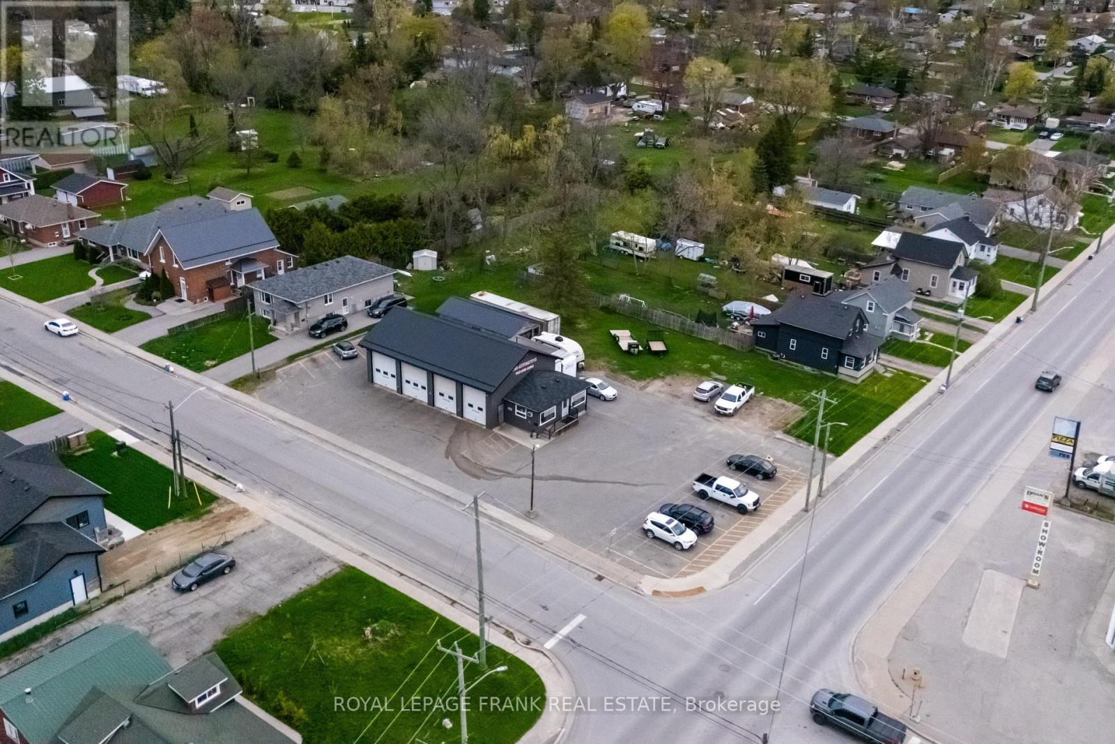 118 Queen Street N, Kawartha Lakes (Lindsay), Ontario  K9V 1G9 - Photo 4 - X12468981