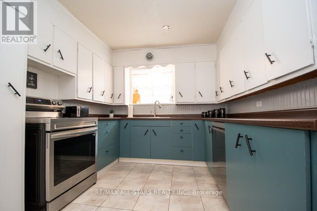 48 Elgin Street, Kawartha Lakes (Lindsay), Ontario  K9V 3W3 - Photo 13 - X12470141