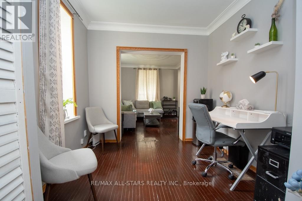 48 Elgin Street, Kawartha Lakes (Lindsay), Ontario  K9V 3W3 - Photo 6 - X12470141