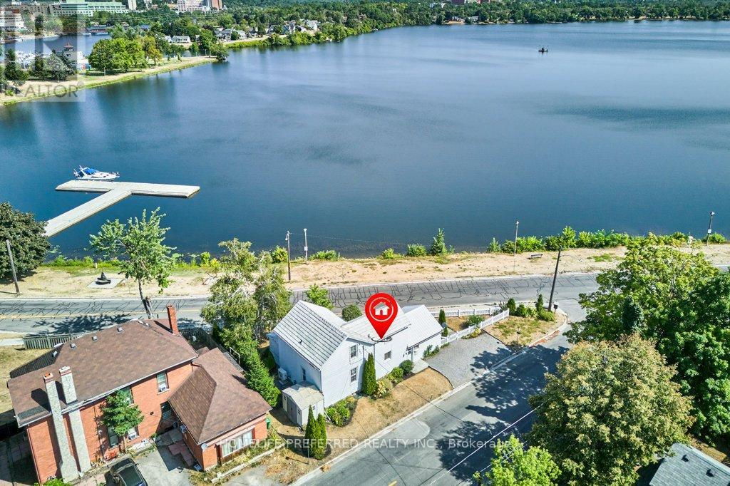 157 Crescent Street, Peterborough (Town Ward 3), Ontario  K9J 2G4 - Photo 6 - X12471000
