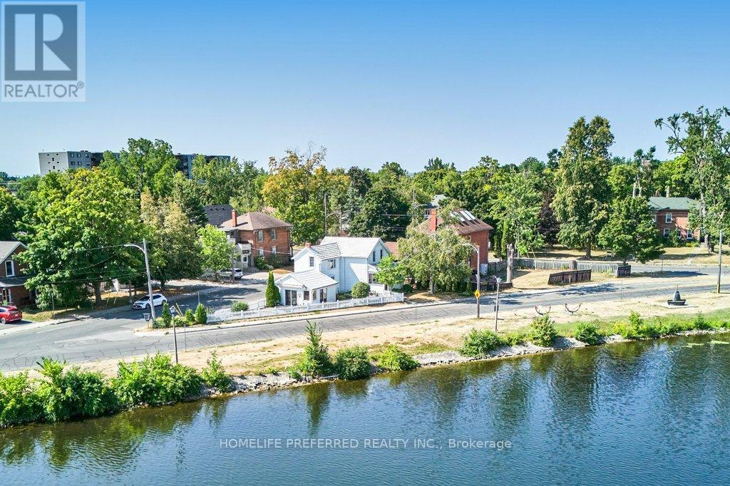 157 Crescent Street, Peterborough (Town Ward 3), Ontario  K9J 2G4 - Photo 7 - X12471000