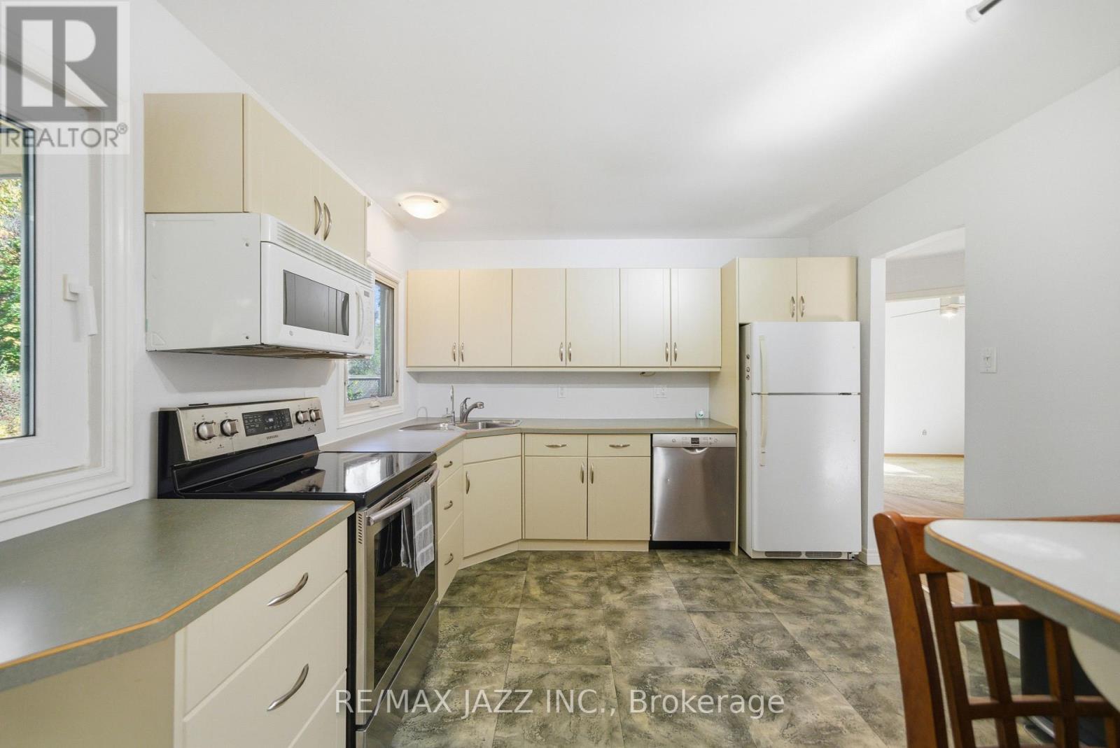 1708 Redwood Drive, Peterborough (Monaghan Ward 2), Ontario  K9K 1M3 - Photo 11 - X12471311