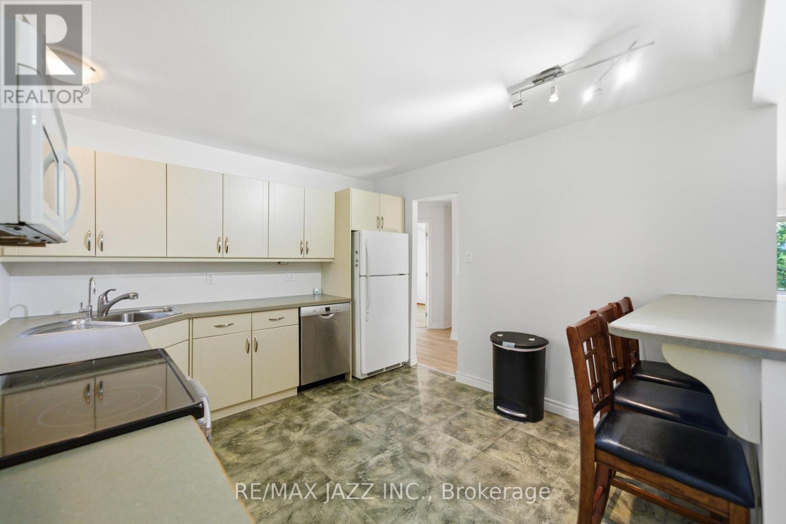 1708 Redwood Drive, Peterborough (Monaghan Ward 2), Ontario  K9K 1M3 - Photo 12 - X12471311