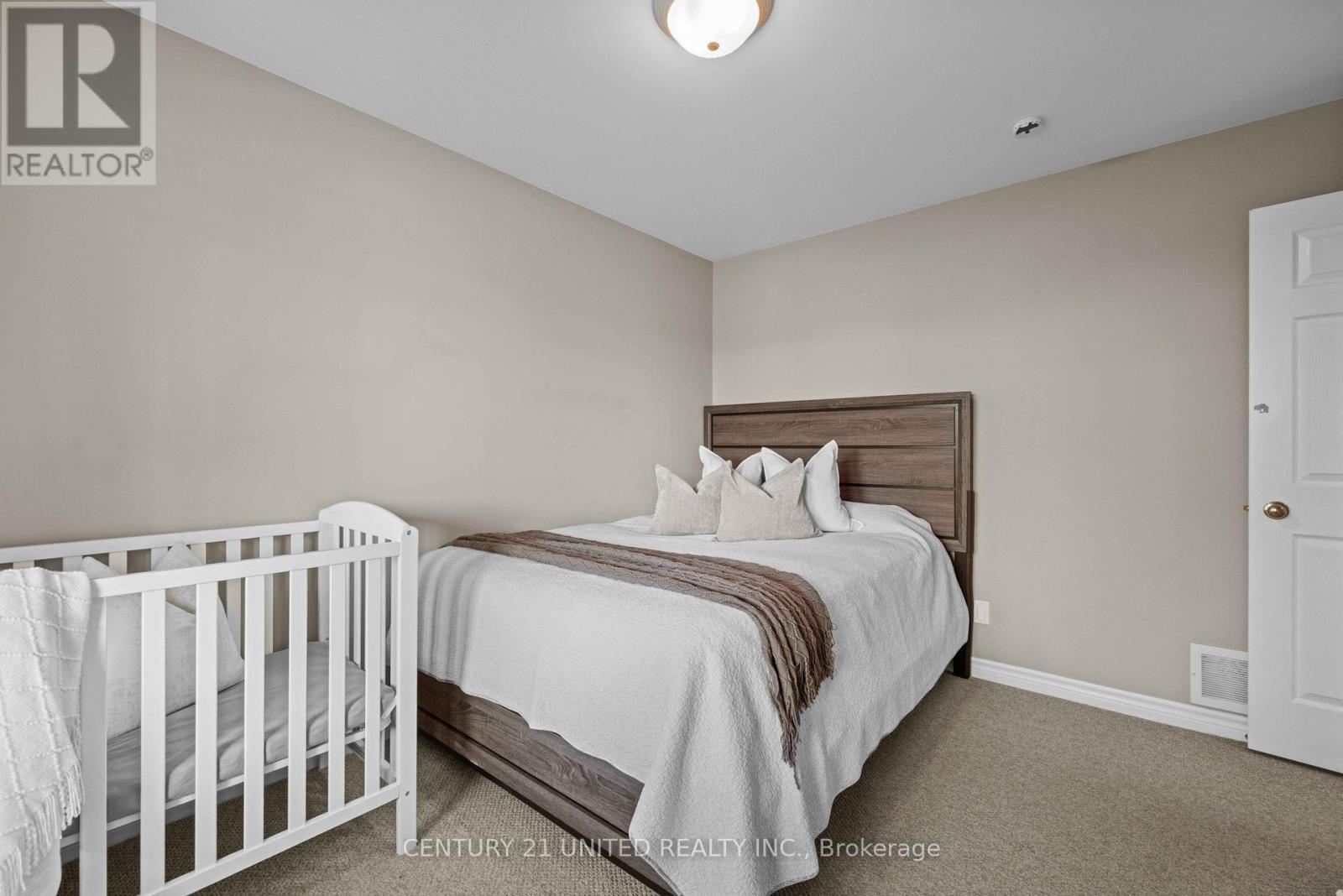385 Bianco Crescent, Peterborough (Monaghan Ward 2), Ontario  K9K 0A5 - Photo 9 - X12472657