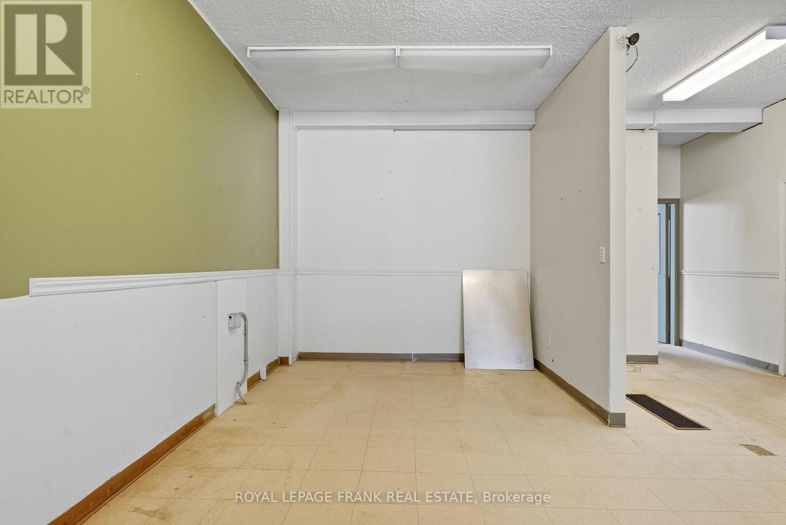 15-17 William Street S, Kawartha Lakes (Lindsay), Ontario  K9V 3A3 - Photo 21 - X12473115