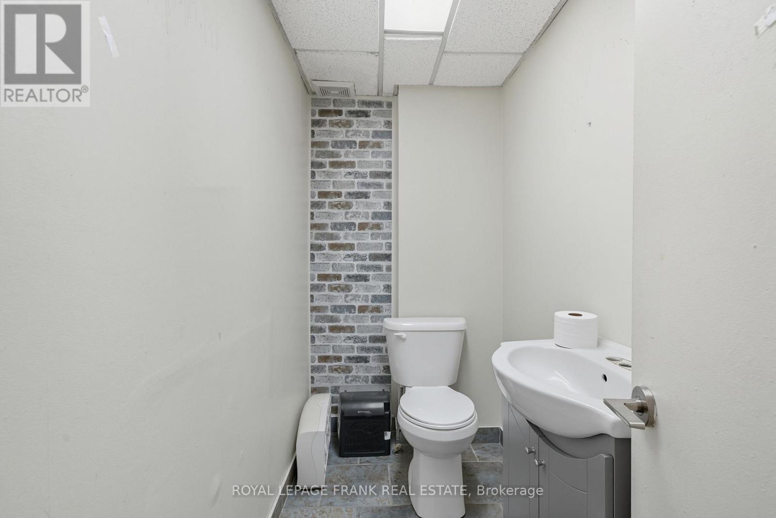 15-17 William Street S, Kawartha Lakes (Lindsay), Ontario  K9V 3A3 - Photo 25 - X12473115