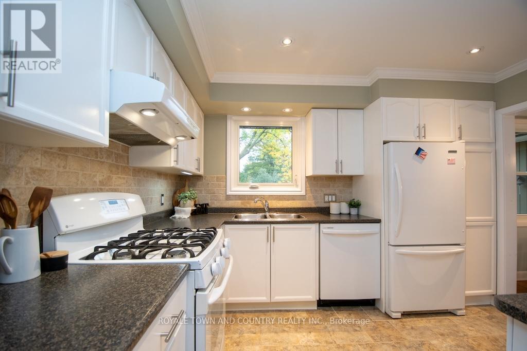 112 Adelaide Street N, Kawartha Lakes (Lindsay), Ontario  K9V 4L9 - Photo 13 - X12474156