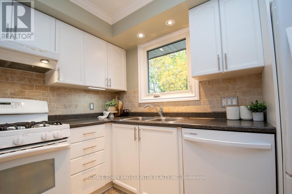 112 Adelaide Street N, Kawartha Lakes (Lindsay), Ontario  K9V 4L9 - Photo 15 - X12474156