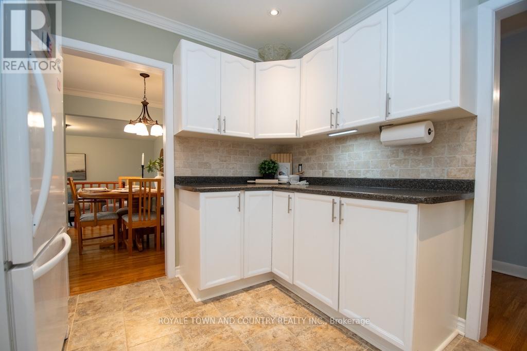 112 Adelaide Street N, Kawartha Lakes (Lindsay), Ontario  K9V 4L9 - Photo 16 - X12474156