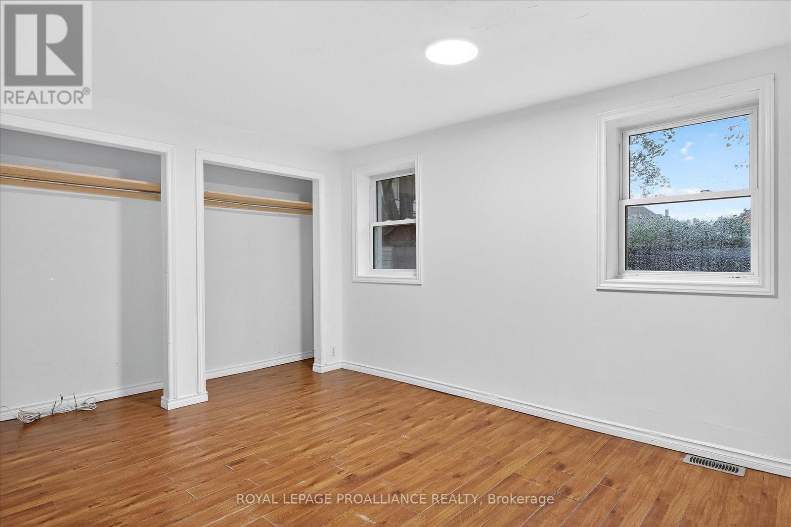 346 London Street, Peterborough (Town Ward 3), Ontario  K9H 2Z7 - Photo 11 - X12474483