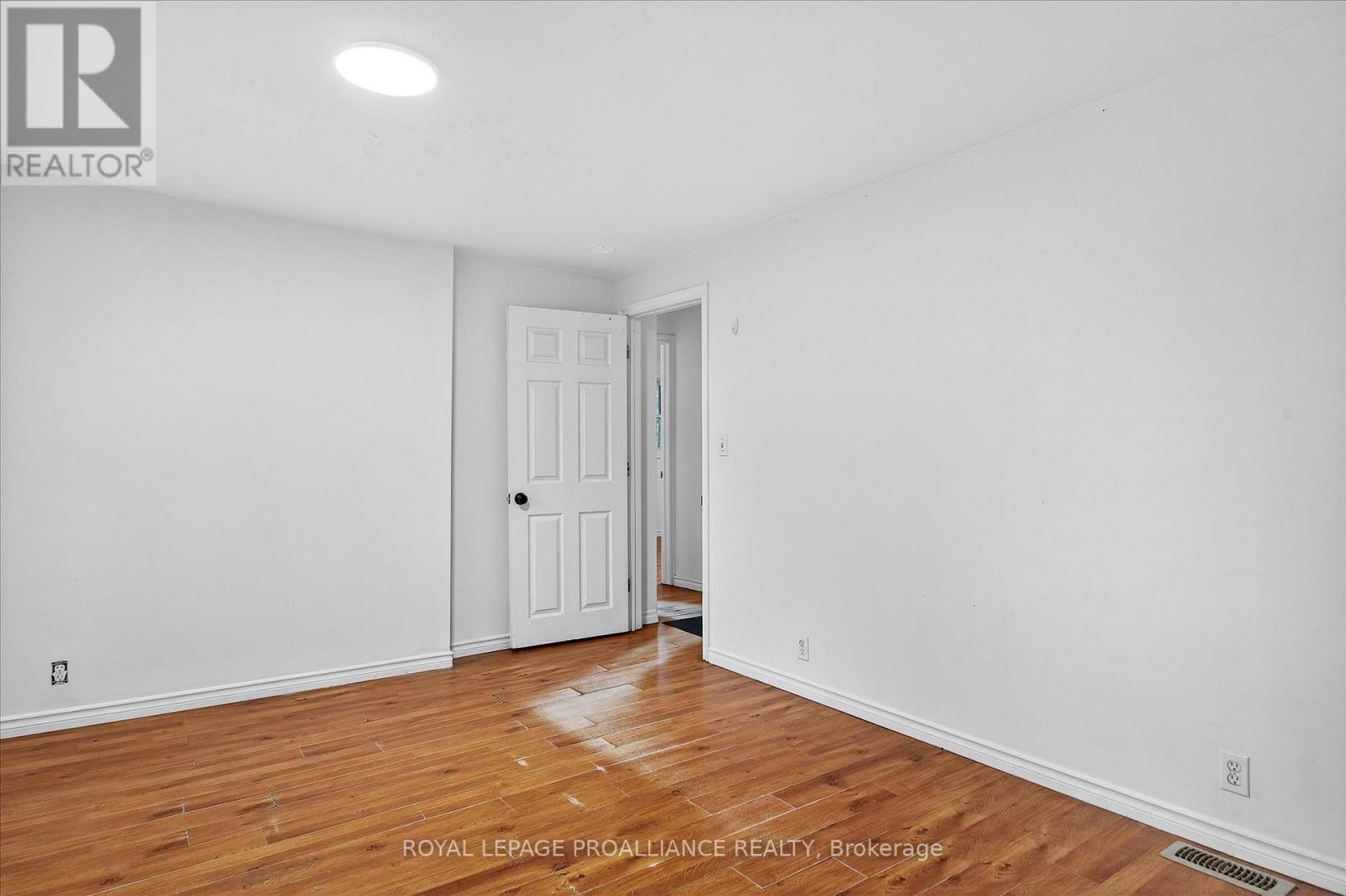 346 London Street, Peterborough (Town Ward 3), Ontario  K9H 2Z7 - Photo 14 - X12474483