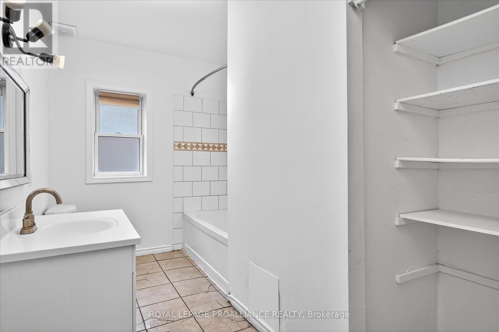 346 London Street, Peterborough (Town Ward 3), Ontario  K9H 2Z7 - Photo 16 - X12474483