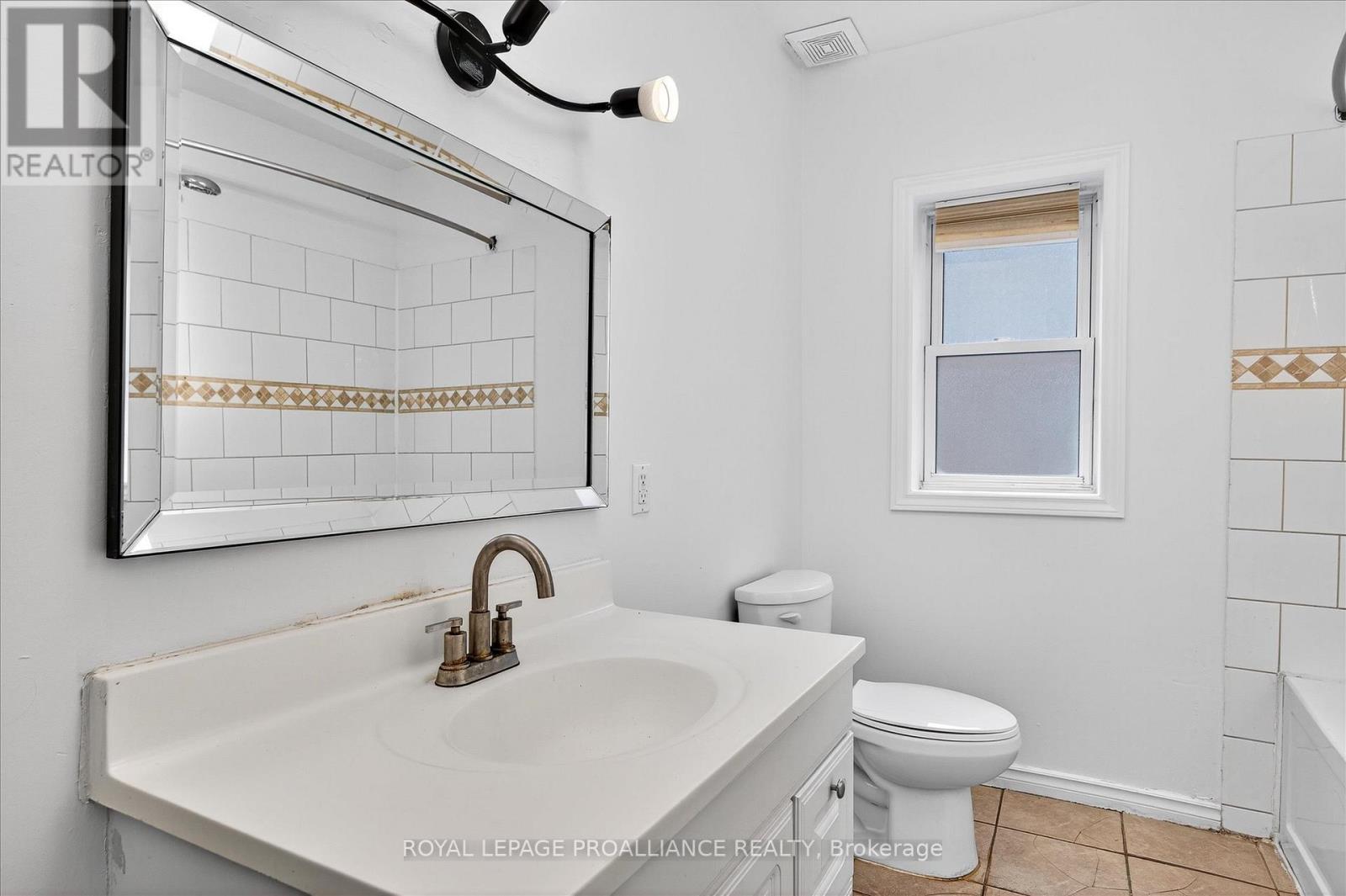 346 London Street, Peterborough (Town Ward 3), Ontario  K9H 2Z7 - Photo 17 - X12474483