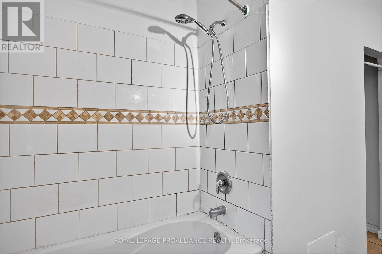 346 London Street, Peterborough (Town Ward 3), Ontario  K9H 2Z7 - Photo 18 - X12474483