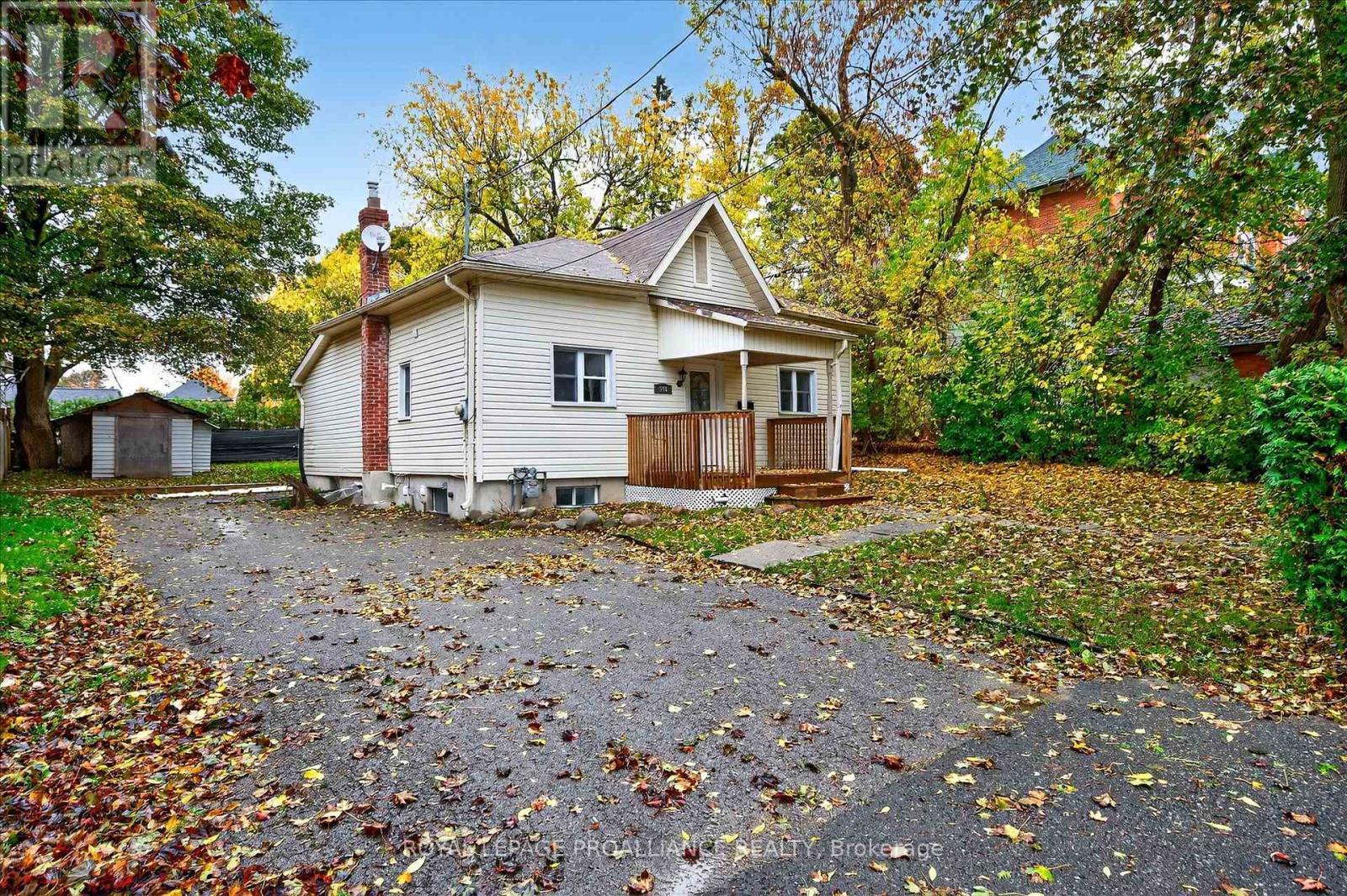 346 London Street, Peterborough (Town Ward 3), Ontario  K9H 2Z7 - Photo 2 - X12474483