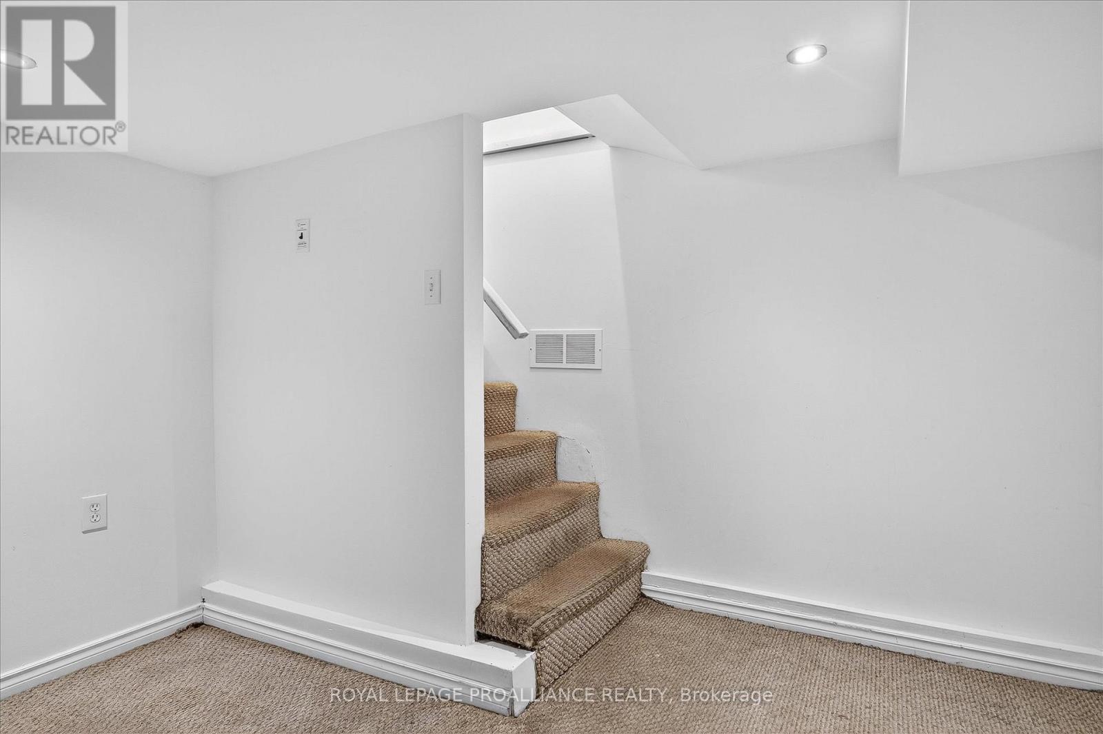 346 London Street, Peterborough (Town Ward 3), Ontario  K9H 2Z7 - Photo 26 - X12474483