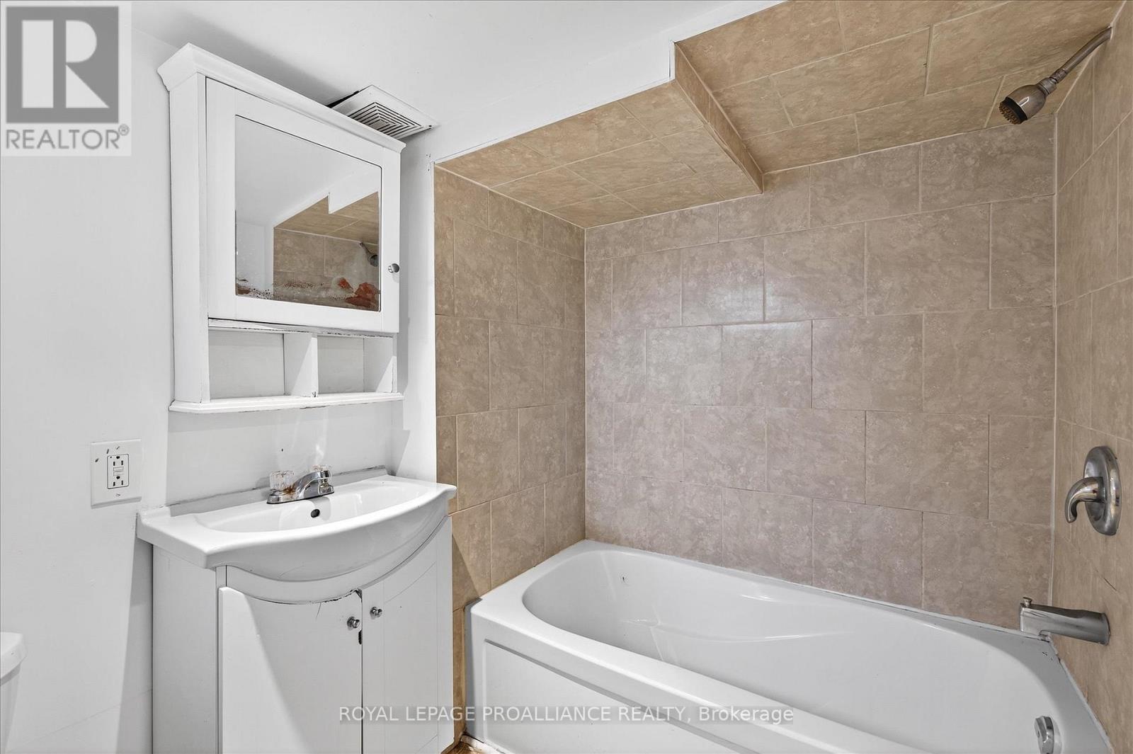 346 London Street, Peterborough (Town Ward 3), Ontario  K9H 2Z7 - Photo 30 - X12474483