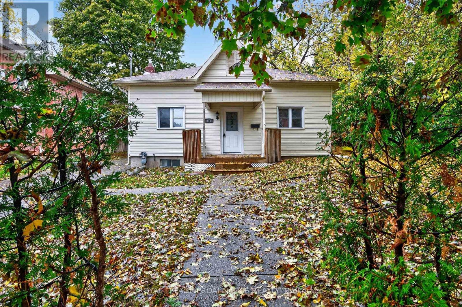 346 London Street, Peterborough (Town Ward 3), Ontario  K9H 2Z7 - Photo 5 - X12474483