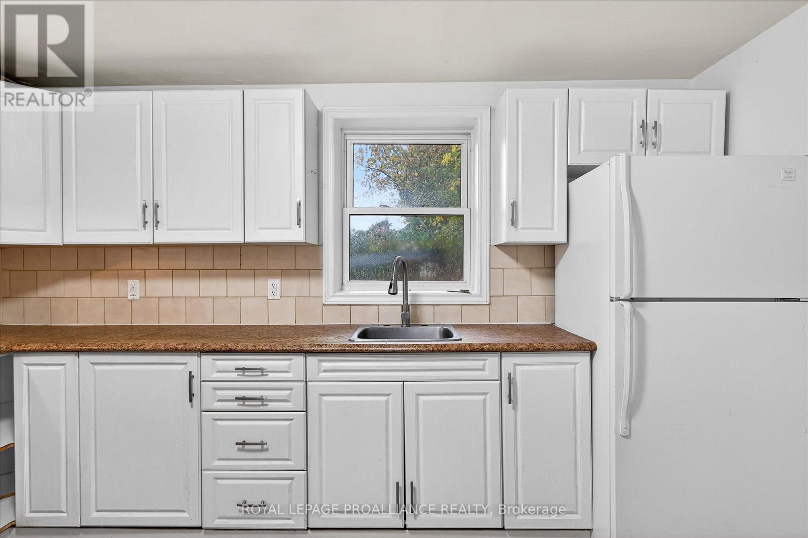 346 London Street, Peterborough (Town Ward 3), Ontario  K9H 2Z7 - Photo 8 - X12474483