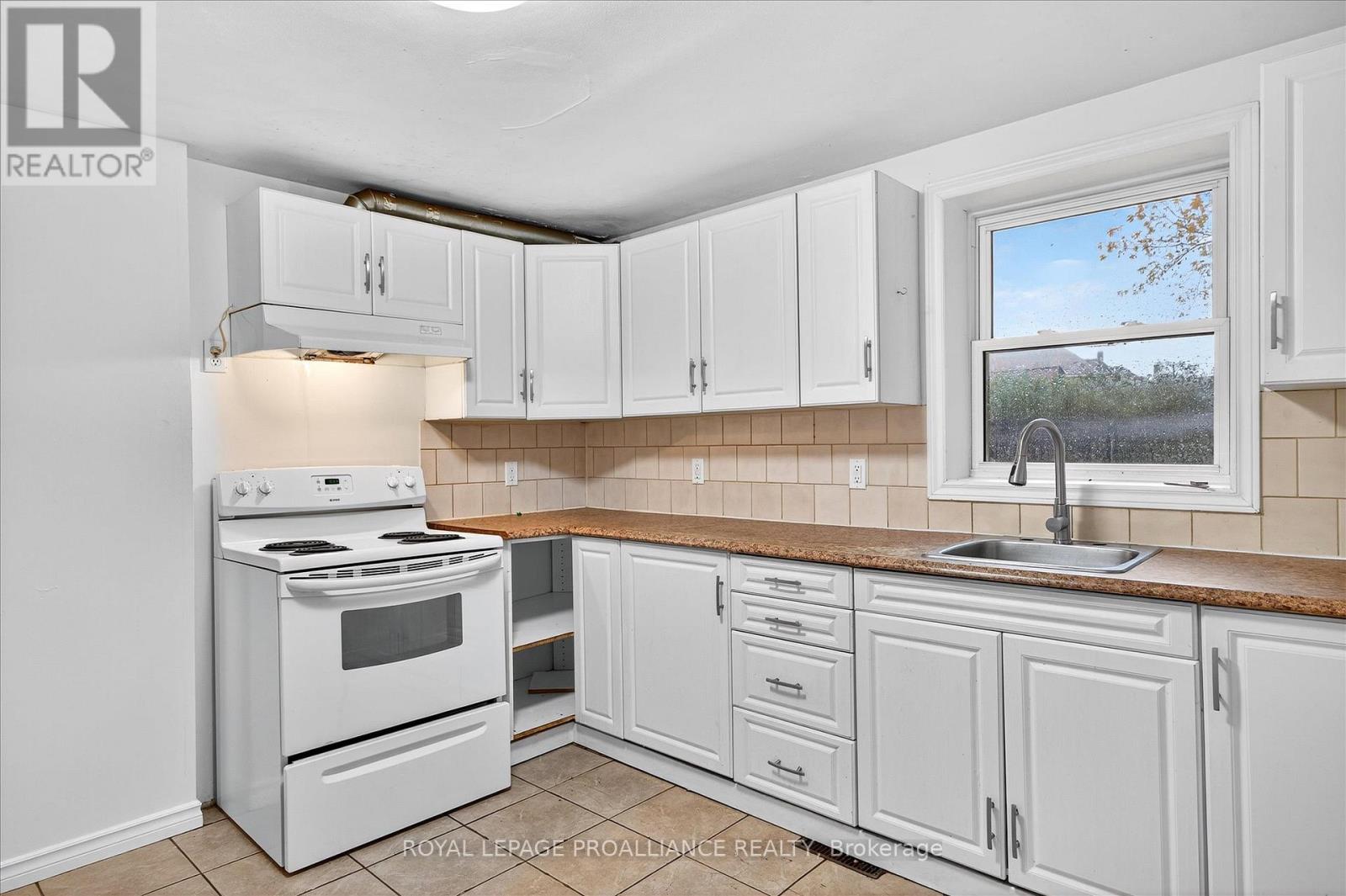 346 London Street, Peterborough (Town Ward 3), Ontario  K9H 2Z7 - Photo 9 - X12474483