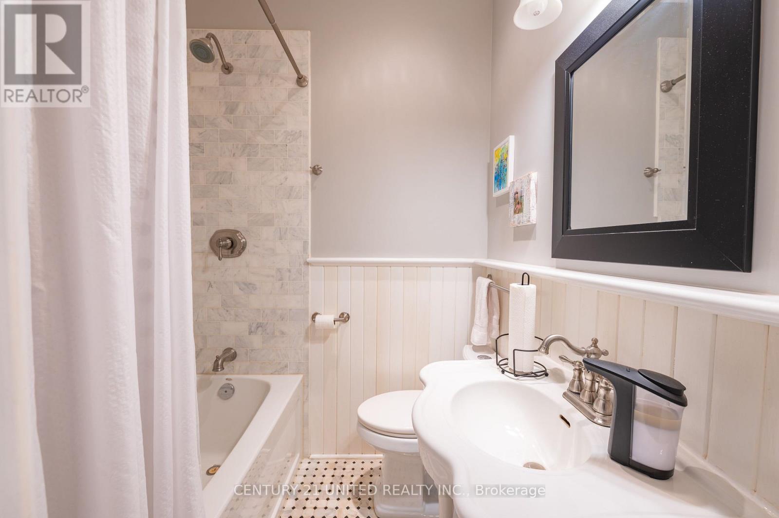 210 Mcdonnel Street, Peterborough (Town Ward 3), Ontario  K9H 2V9 - Photo 20 - X12476113