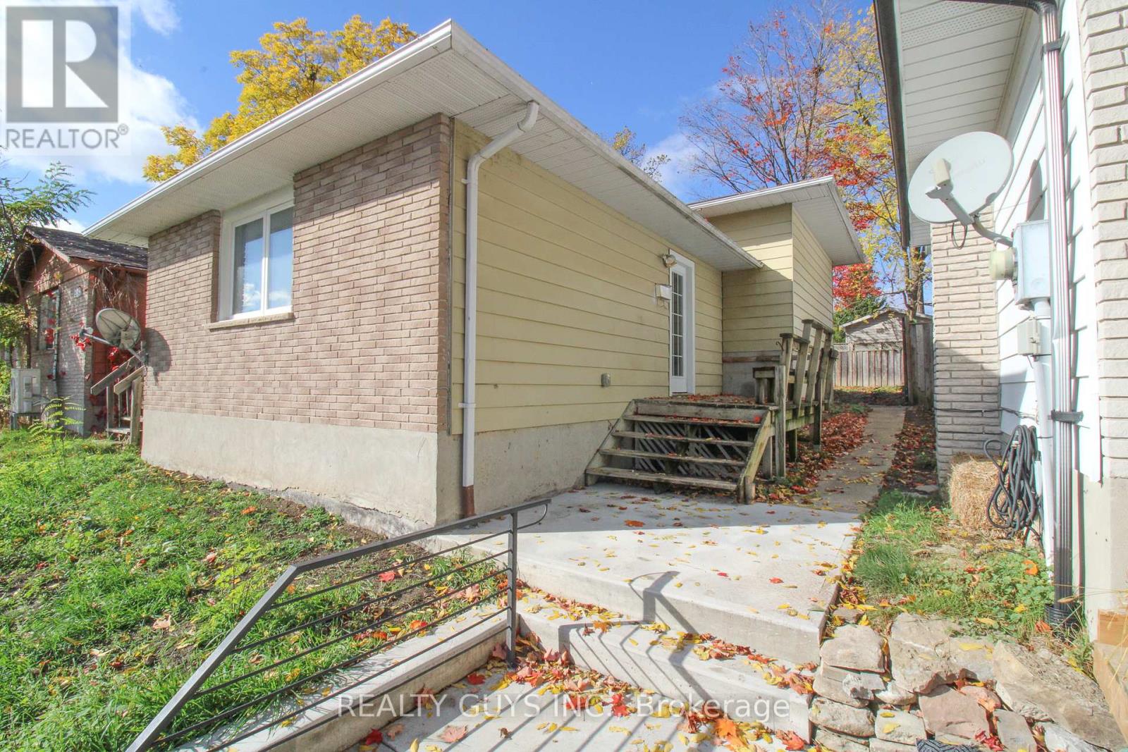 290 Mcfarlane Street, Peterborough (Ashburnham Ward 4), Ontario  K9H 1K4 - Photo 2 - X12476246