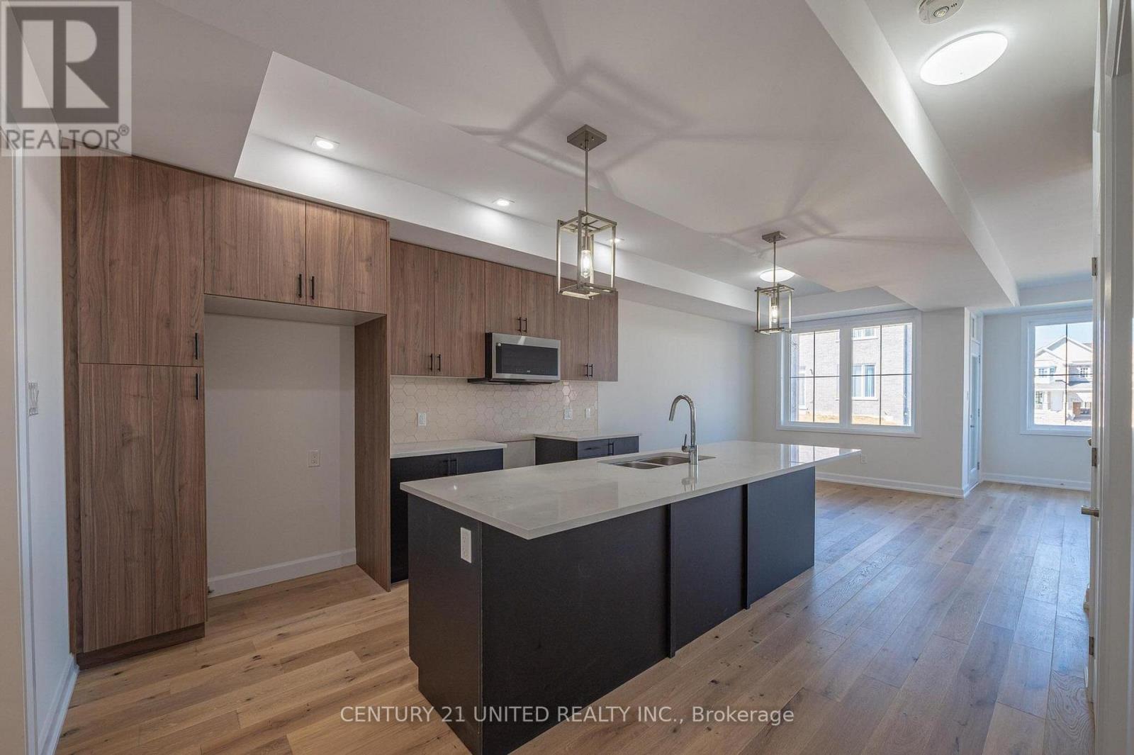 305 Mullighan Gardens, Peterborough (Monaghan Ward 2), Ontario  K9K 0G3 - Photo 4 - X12476613