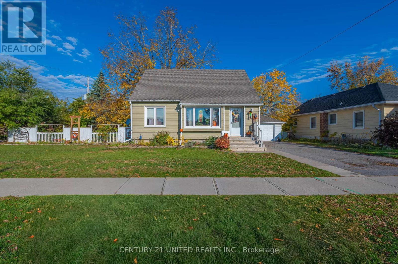498 Howden Street, Peterborough (Otonabee Ward 1), Ontario  K9J 4B3 - Photo 1 - X12476651