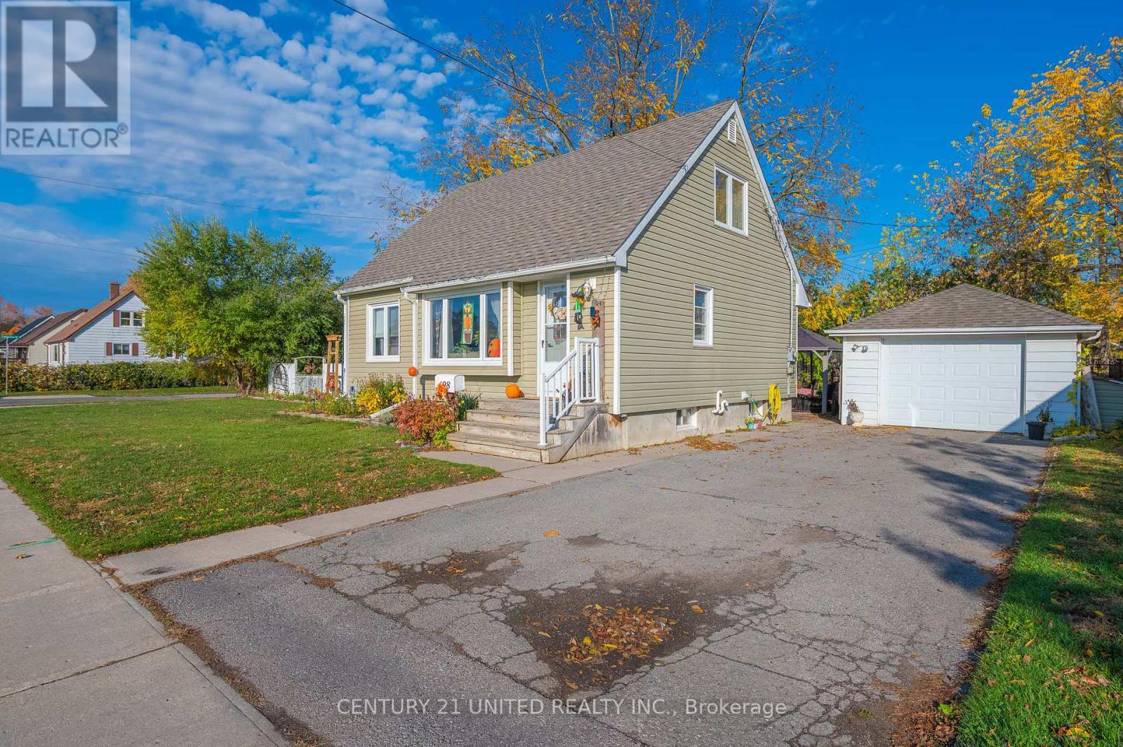 498 Howden Street, Peterborough (Otonabee Ward 1), Ontario  K9J 4B3 - Photo 2 - X12476651