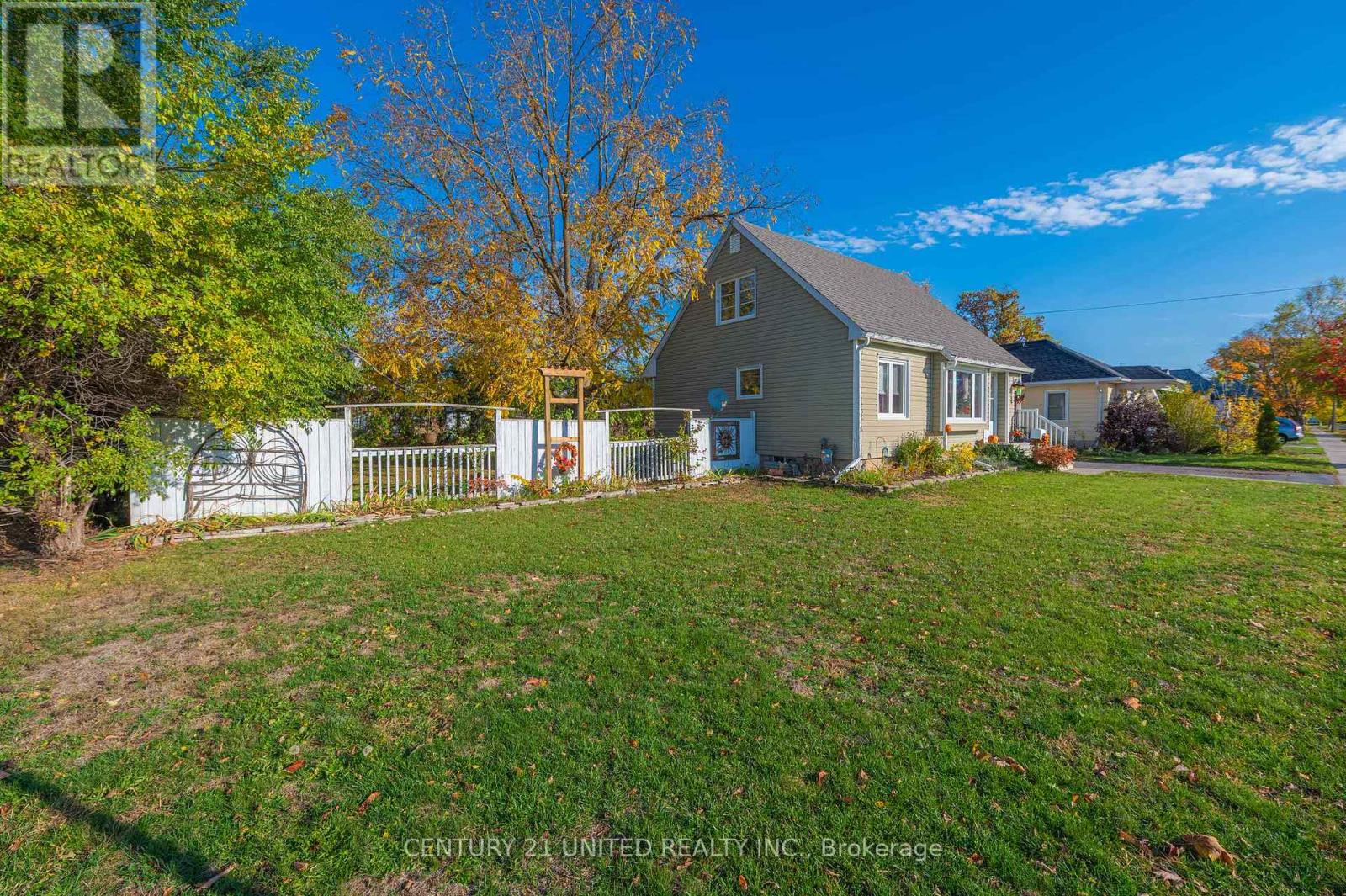 498 Howden Street, Peterborough (Otonabee Ward 1), Ontario  K9J 4B3 - Photo 3 - X12476651