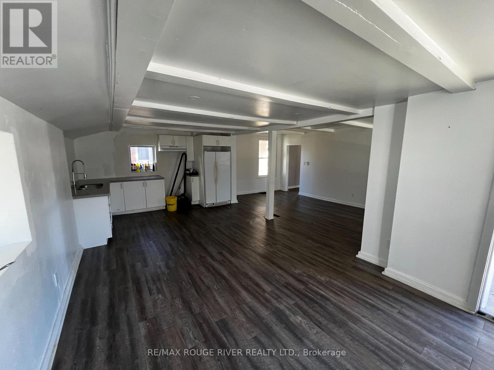 88 King Street, Kawartha Lakes (Lindsay), Ontario  K9V 1C9 - Photo 5 - X12476947