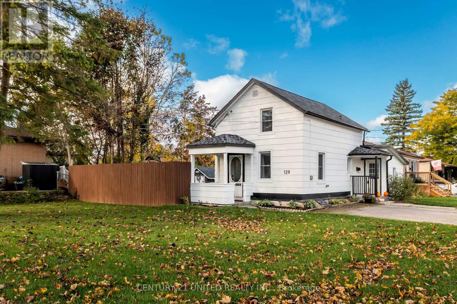 120 Elgin Street, Kawartha Lakes (Lindsay), Ontario  K9V 3W9 - Photo 1 - X12477046